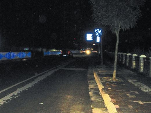 7月23日晚，由于路灯不亮，青林路上一片漆黑。南国早报记者 经小飞摄