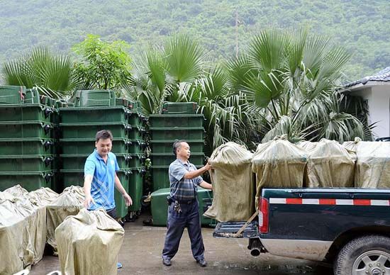 凌云县采购发放环卫设备助力“清洁乡村”活动