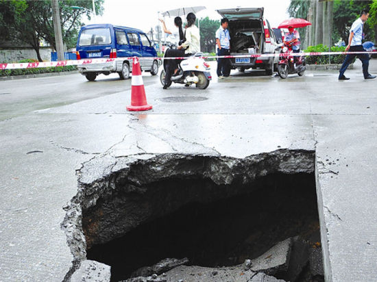 南宁市民秀西路，路面坍塌成坑洞。记者程浩楠摄 