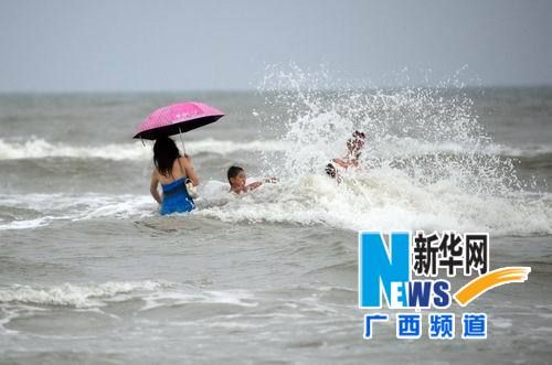 台风“尤特”进入广西 北海银滩仍有不少游客