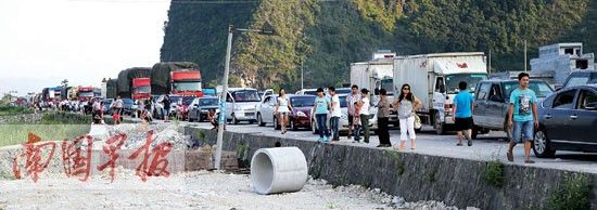因塌方被滞留的车辆已形成“长龙”。南国早报记者唐辉吉 摄
