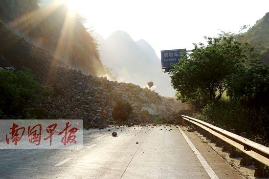 塌方现场，巨石不时滚落。南国早报记者唐辉吉 摄