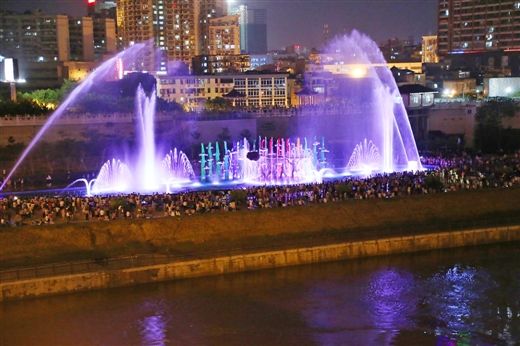 8月29日晚8时左右，民生广场音乐喷泉进行调试，许多市民在场观看。