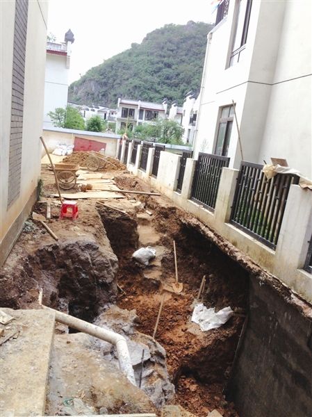 山脚下挖出的“防空洞”。南国早报记者唐晓燕 图