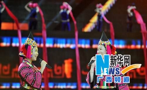 演员在演唱民族歌曲《蝴蝶之歌》。 新华社记者 陆波岸 摄