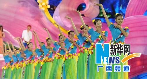 演员们在表演舞蹈。新华社记者陆波岸 摄