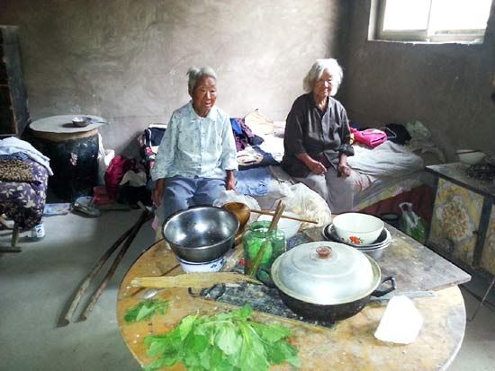 68岁的孙桂枝和她患有白内障的90岁老母亲（《大河报》供图）