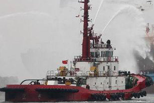 9月23日，参加演习的船只在处理溢油事故。新华社记者邢广利 摄