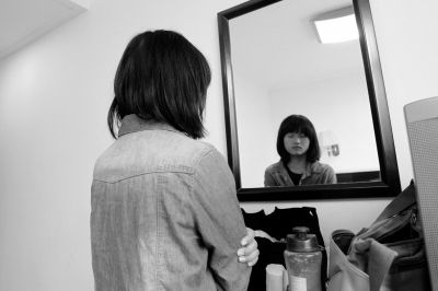 唐阳阳不敢面对镜子里的自己。 京华时报记者谭青 摄