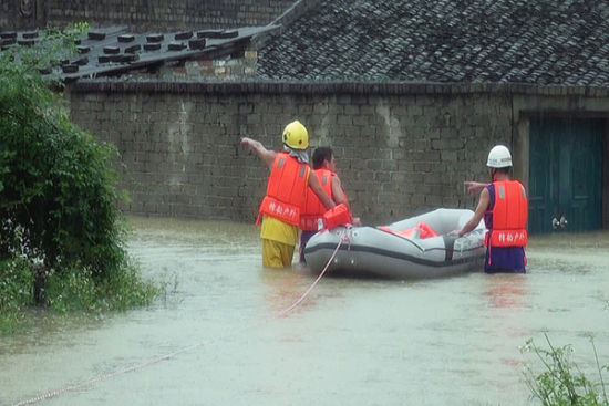 江州暴雨内涝 消防冒雨救起6名被困群众