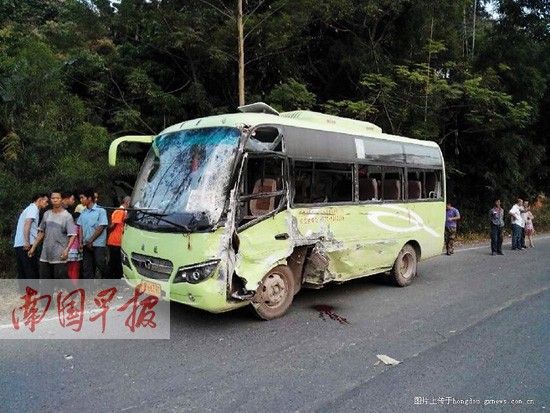 事故中，中巴车的侧门被撞坏。图片来自网络