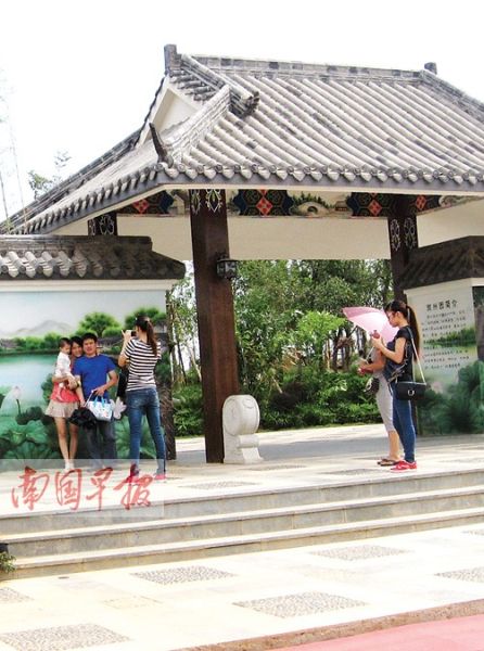 8日下午，一些游客在园博园内参观。记者 徐庆成摄