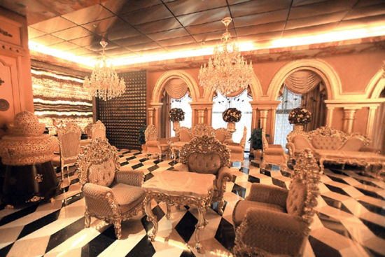 铂宫国际大厦里的一家酒店内部装饰也是以“土豪金”色彩为主。