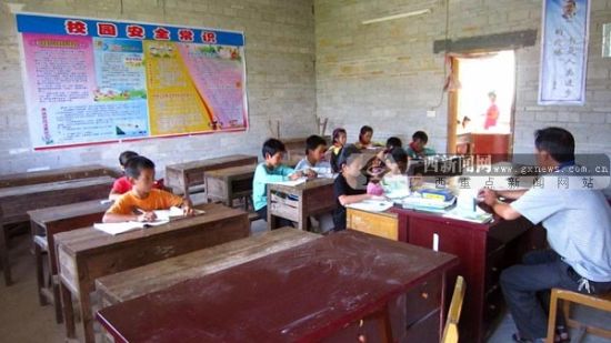 临时教学点租用当地村民的民房，老师采取复式班的形式授课。广西新闻网记者 梁馨予 摄