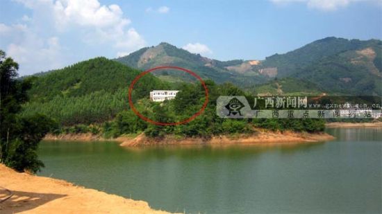 有村民提议直接在此水面修建一座桥。广西新闻网记者 梁馨予 摄