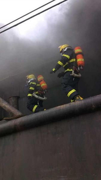 消防人员实施救援。