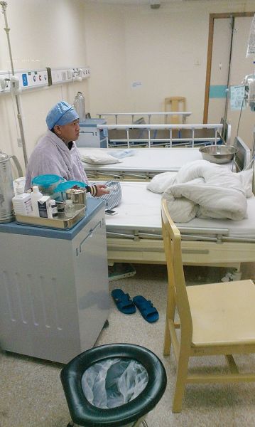 患者陈宇明正在医院接受治疗。南国早报记者 周伟武