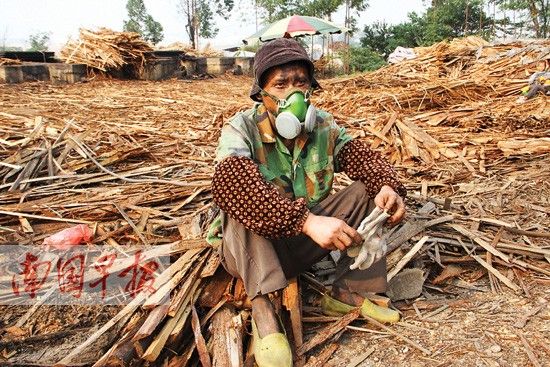 图为非法土窑整治现场，一窑工上班戴着防烟面罩。南国早报记者 罗暘 摄