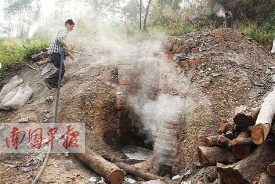 一名窑主接上水管熄灭窑火。南国早报记者 罗暘 摄