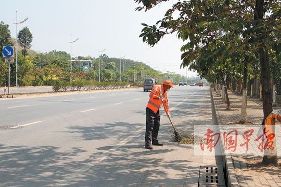 凤岭南路3公里多的清扫范围仅有两名环卫工。南国早报记者 罗暘 实习生 周蕾 摄
