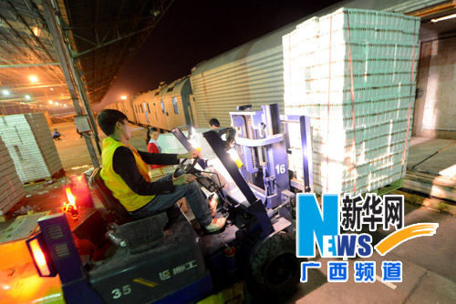 在广西百色火车货运站，工人搬运待运果蔬。新华社记者 韦万忠 摄