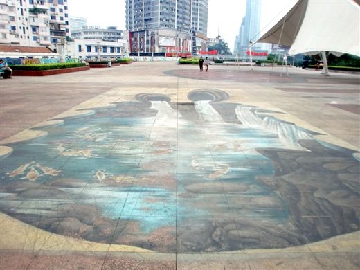 10月29日，记者拍摄到的民生广场3D画严重褪色的场景。