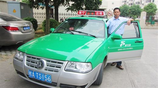记者乘坐甘师傅的出租车进行体验。当代生活报记者 闭初健 实习生 廖海森 图