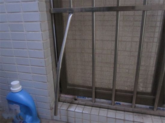 庞先生家的生活阳台防盗网被小偷剪断一根铁条。南国早报记者 何秀 摄
