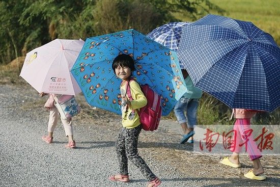 放学了，平果县太平镇那供小学的孩子们结伴走出校园。南国早报记者 徐冰 摄