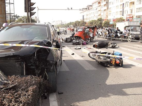 多辆车被撞倒在地。 南国早报记者 赵敏 摄
