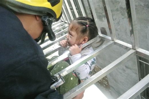 小女孩随时有从4楼的防盗网摔下的危险。图片来源：当代生活报