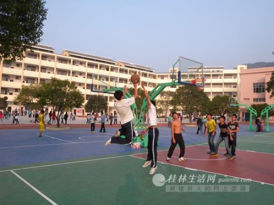 资源中学的学生在新篮球场上运动。
