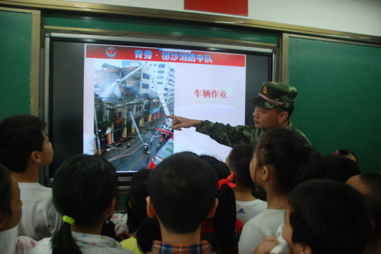 11月9日，消防队员向南宁市滨湖路小学三年级1班的小朋友讲解消防知识。1