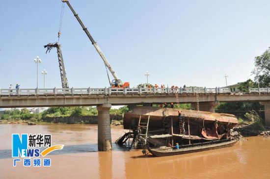 东兴组织人员拆除撞击中越友谊大桥抽沙船(图)
