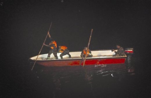 消防员乘坐冲锋舟打捞失踪人员。南国早报记者 邓振福 摄