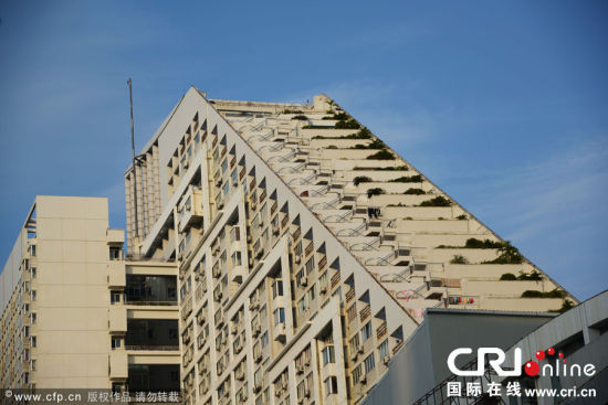 2013年11月16日，在广西壮族自治区南宁市新民路上，一座建筑外形酷似“金字塔”。图片来源:高原/CFP