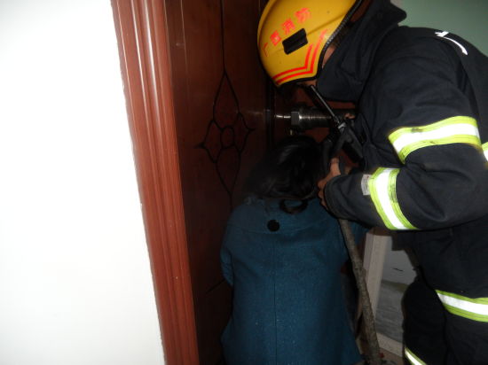 鹿寨县消防中队进行援救。