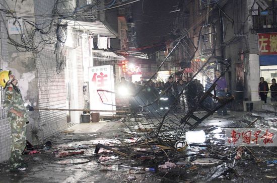 爆炸居民楼下一片狼藉。南国早报记者 邓振福 摄 