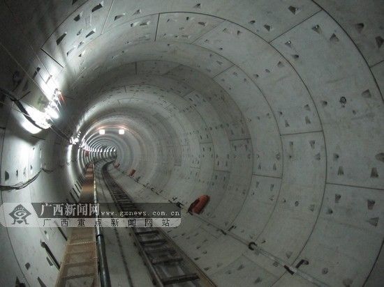 图为拼装好管片的地铁隧道。 广西新闻网(资料图)