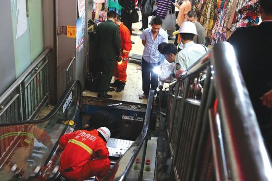 小孩被送往医院后，消防人员拆开电梯仔细寻找小孩被夹断的手指。