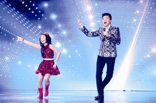 苏有朋和广西小姑娘张艾青(左)同台演出