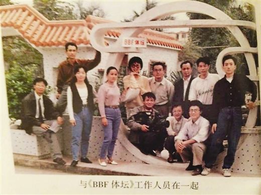 磨虹（左一，穿黑马甲者）早年在广西电视台工作的照片