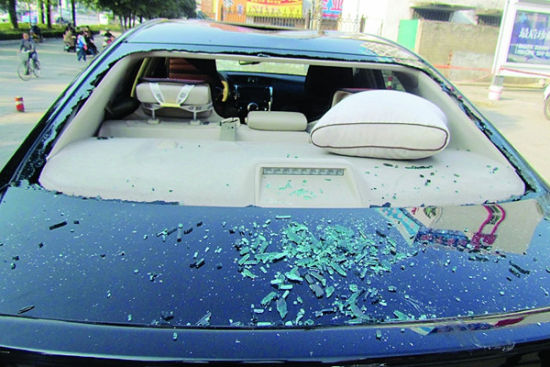 卢先生的新车车后玻璃整块被砸烂。南国早报记者 何定坚 摄 