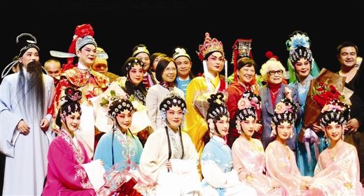 红线女（后排右三）与南宁市戏剧院演员合影
