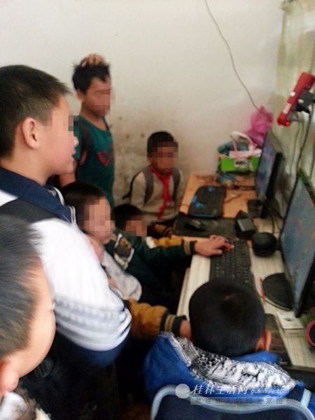 在杂货店的隔间里，小学生们背着书包围聚在电脑前打游戏。记者 陆鑫 摄