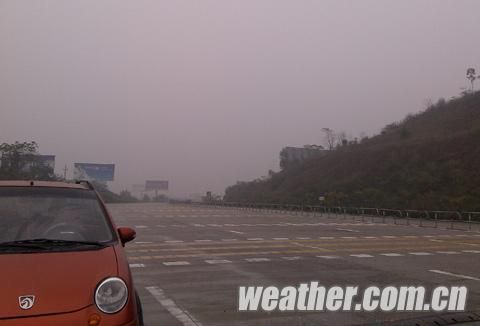 雨雾弥漫在广昆高速玉林北出口。