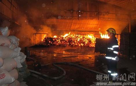 柳州一家木糠厂起火 烧了9个小时(图)