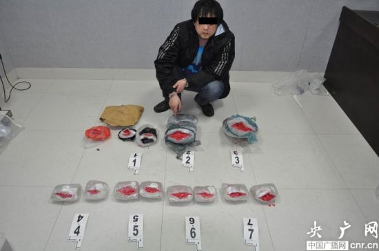 　犯罪嫌疑人指认其制造贩卖的毒品。央广网记者 张垒 摄