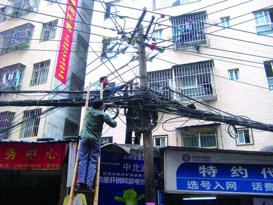 12月13日，工人正在长堽村内清理捆扎各种通信线路。.jpg1.jpg