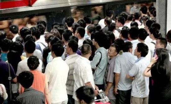 北京地铁站拥挤的人群。图片来自网络
